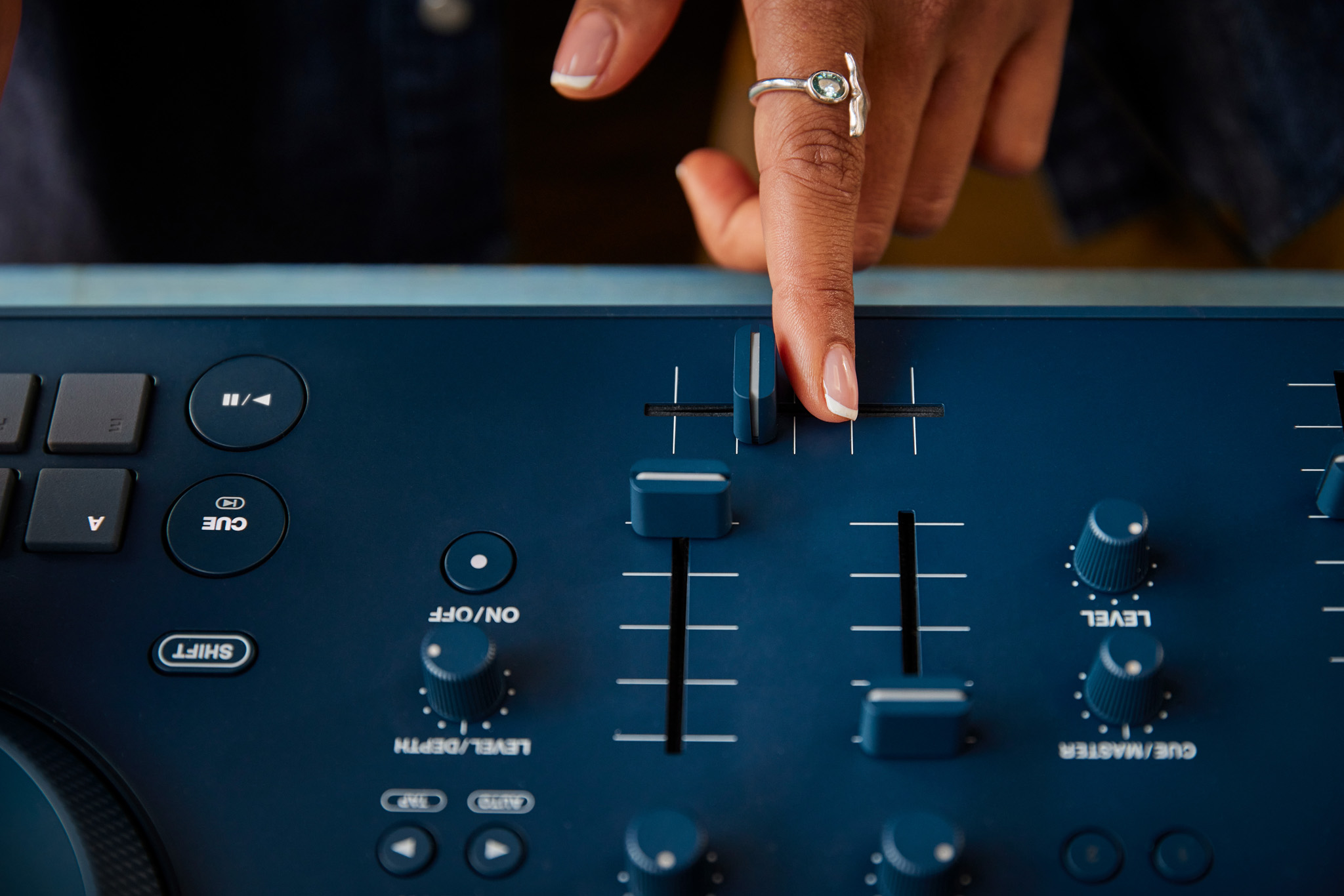 Alphatheta Omnis-Duo Standalone dj controller