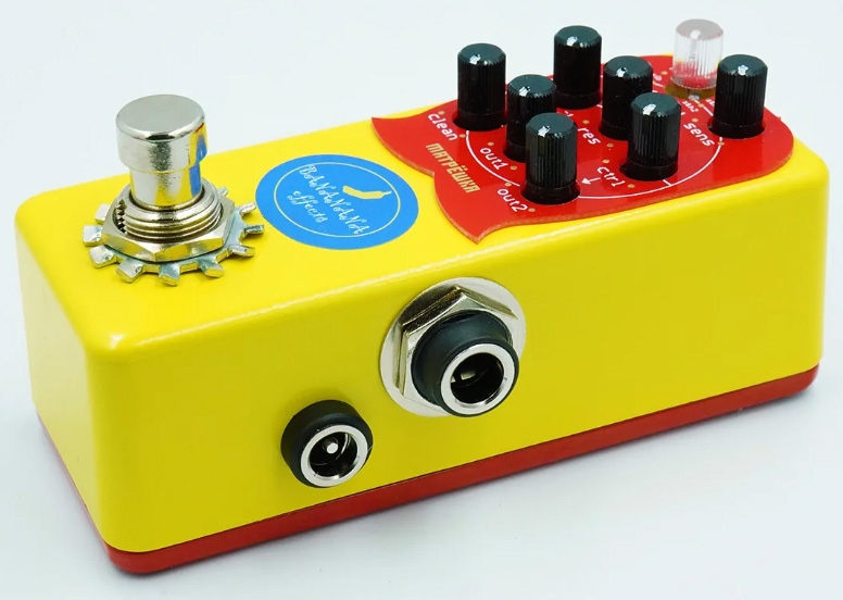 Bananana Effects Matryoshka Bass Synth - Modulation, chorus, flanger, phaser & tremolo effect pedal for bass - Variation 1