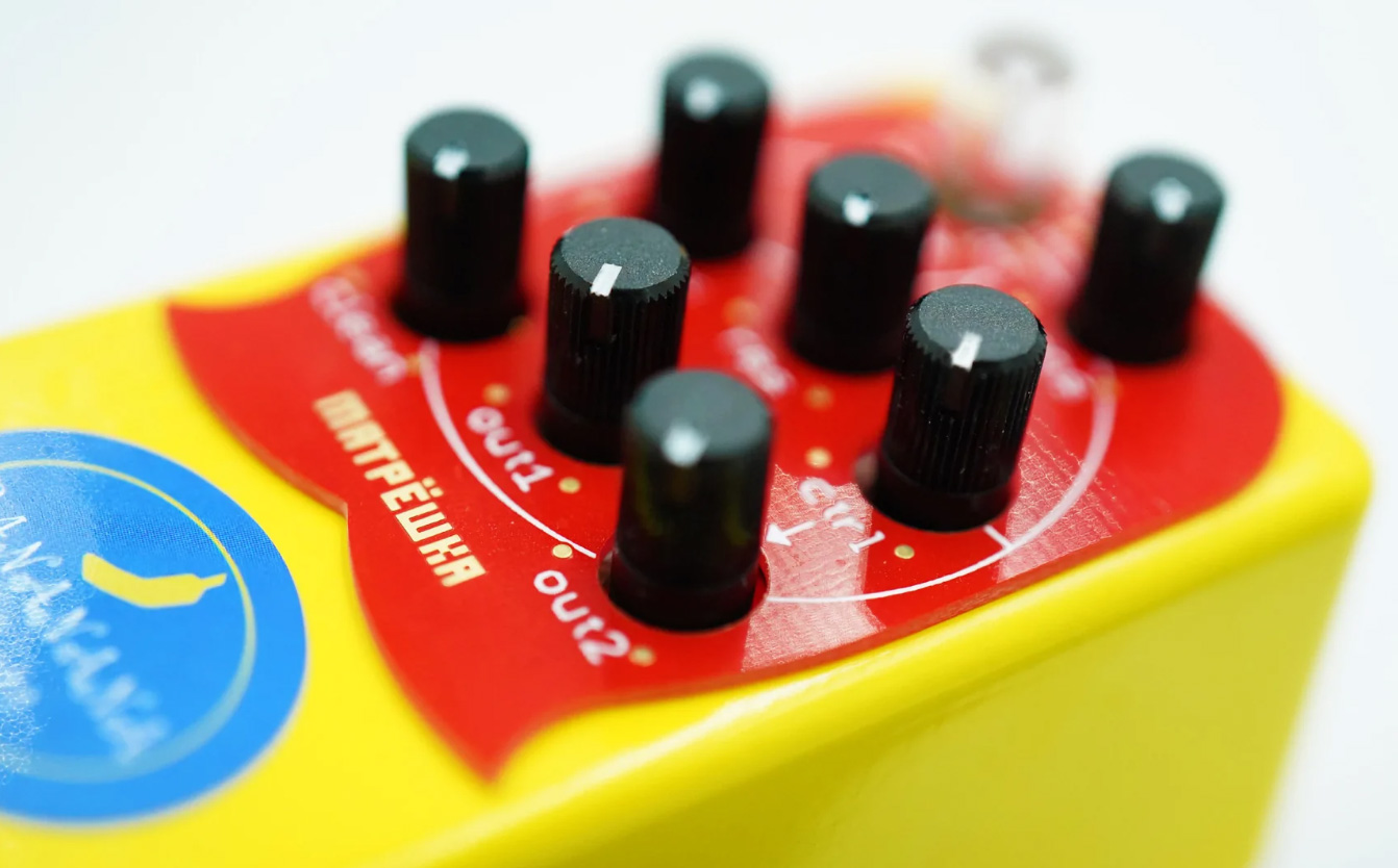 Bananana Effects Matryoshka Bass Synth - Modulation, chorus, flanger, phaser & tremolo effect pedal for bass - Variation 2