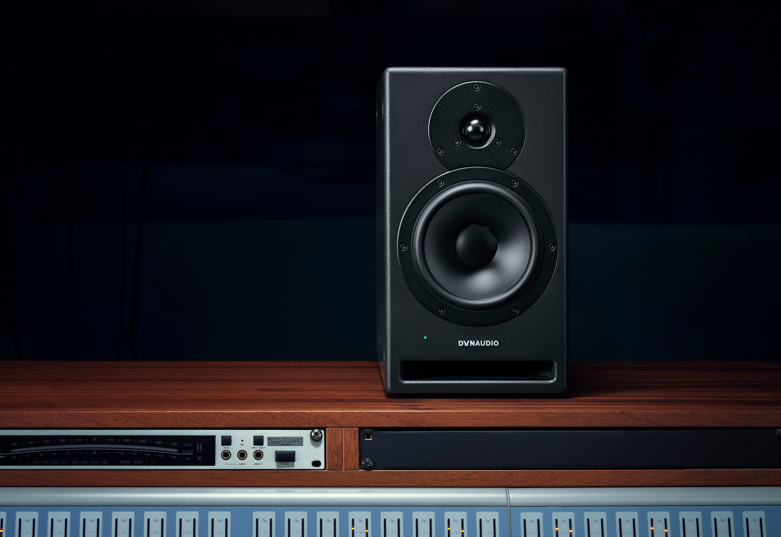 Dynaudio core hotsell 7 price