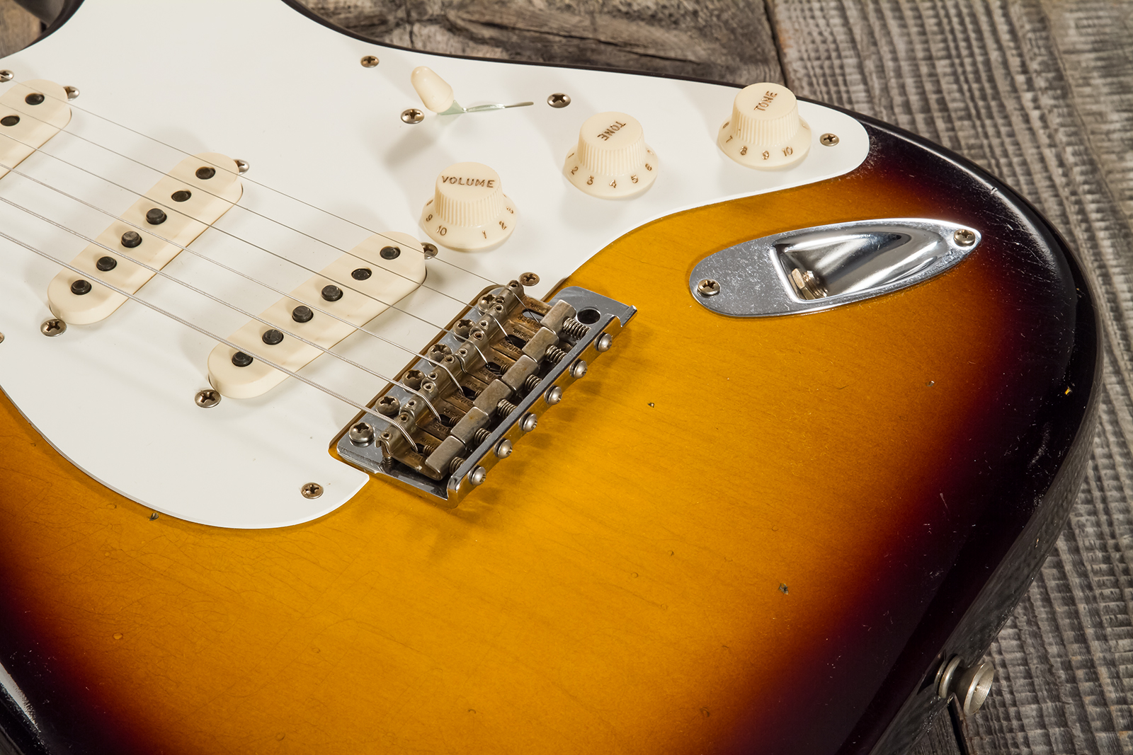 Fender Custom Shop Strat 1956 3s Trem Mn #cz570281 - Journeyman Relic Aged 2-color Sunburst - Str shape electric guitar - Variation 4