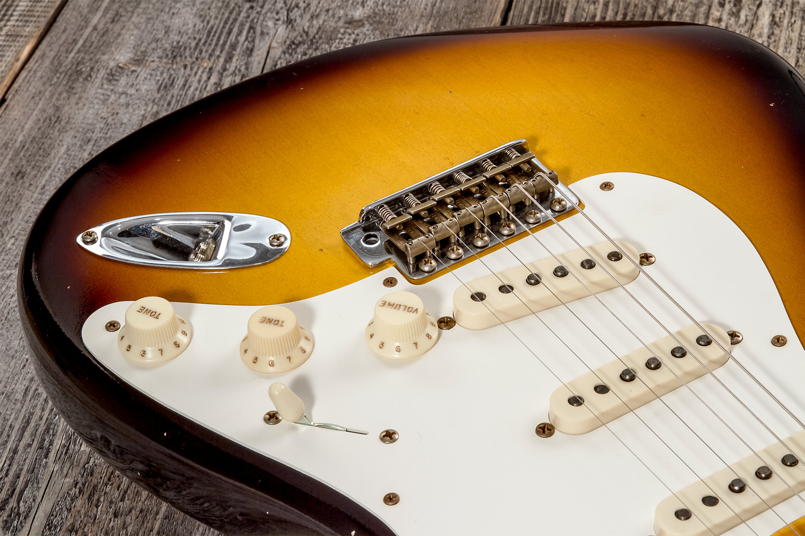 Fender Custom Shop Strat 1956 3s Trem Mn #cz575333 - Journeyman Relic 2-color Sunburst - Str shape electric guitar - Variation 3