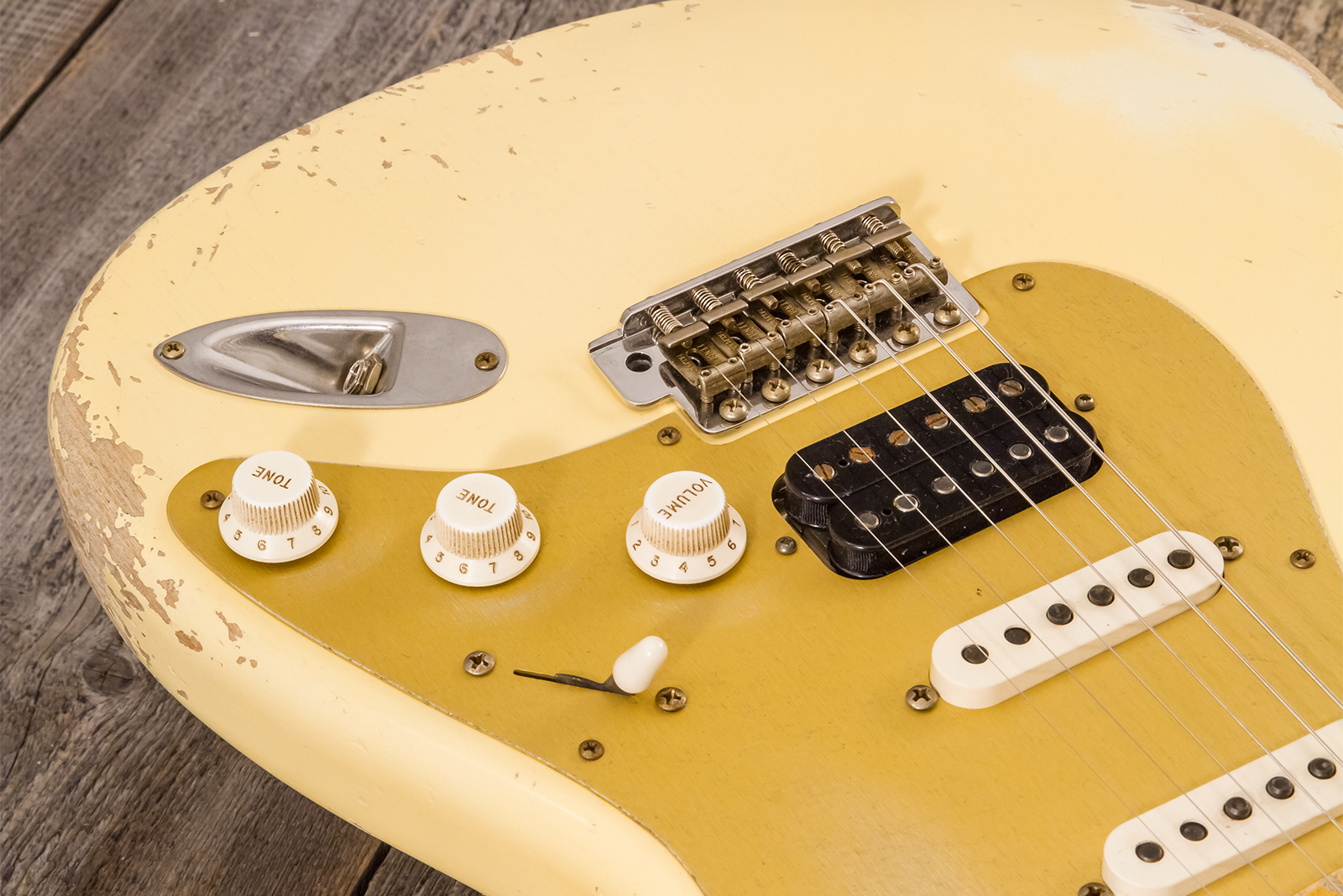 Fender Custom Shop Strat 1956 Hss Trem Mn #r143989 - Relic Vintage White - Str shape electric guitar - Variation 3