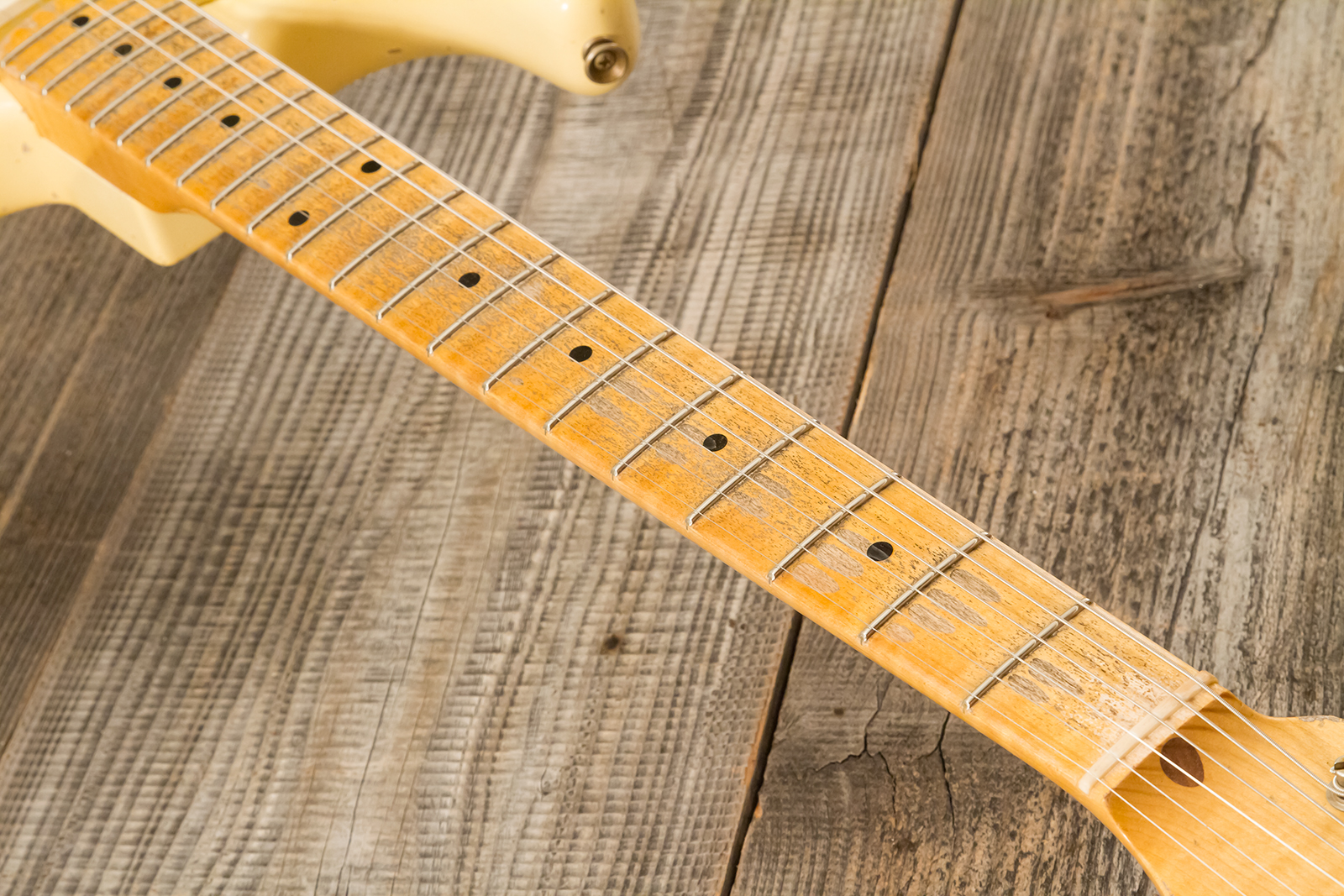 Fender Custom Shop Strat 1956 Hss Trem Mn #r143989 - Relic Vintage White - Str shape electric guitar - Variation 5