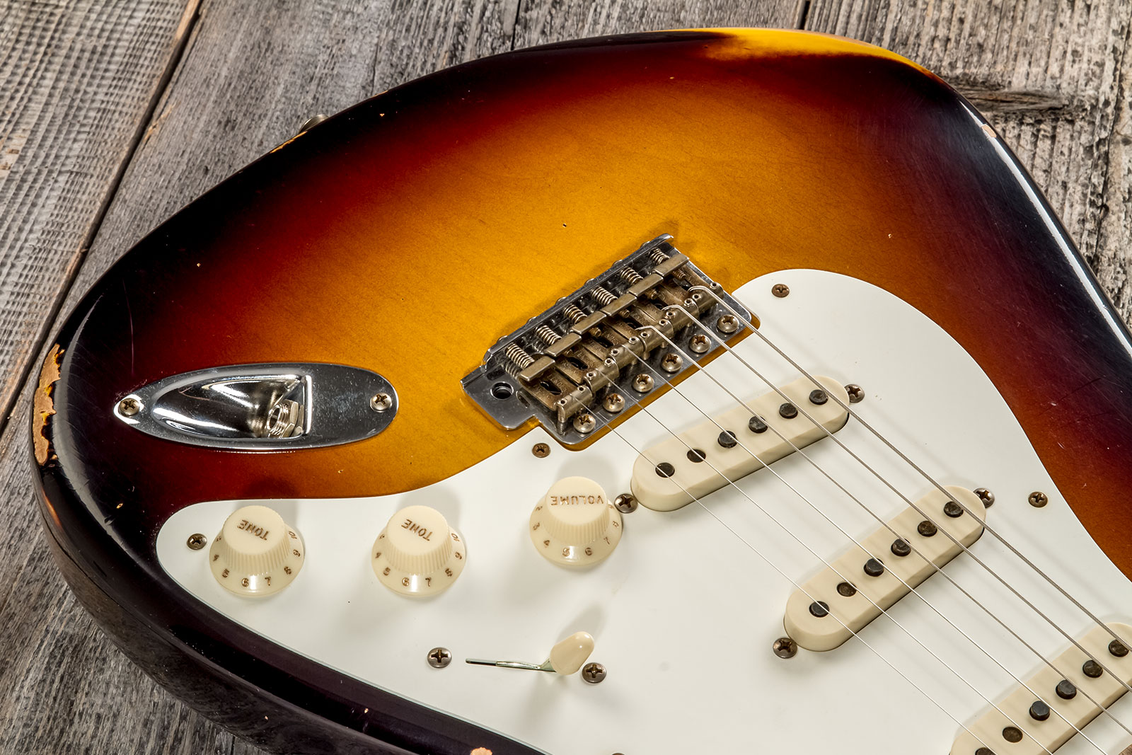 Fender Custom Shop Strat 1957 3s Trem Mn #cz575421 - Relic 2-color Sunburst - Str shape electric guitar - Variation 3