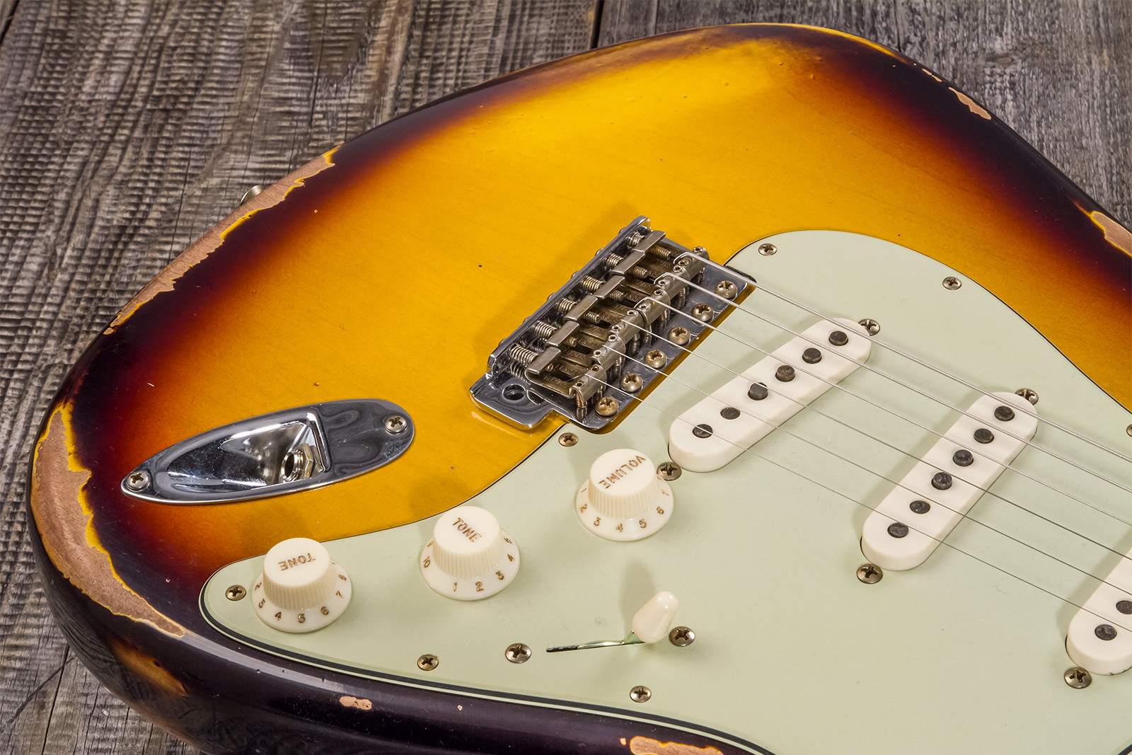 Fender Custom Shop Strat 1961 3s Trem Rw #cz573663 - Heavy Relic Aged 3-color Sunburst - Str shape electric guitar - Variation 4
