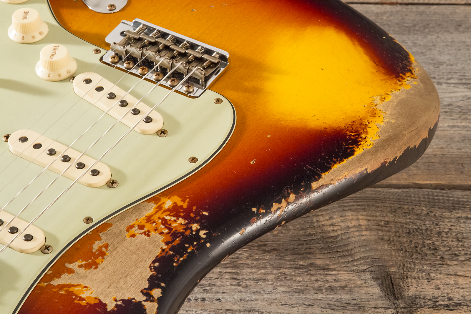 Fender Custom Shop Strat 1961 Bone Tone 3s Trem #cz584251 - Super Heavy Relic 3-color Sunburst - Str shape electric guitar - Variation 3