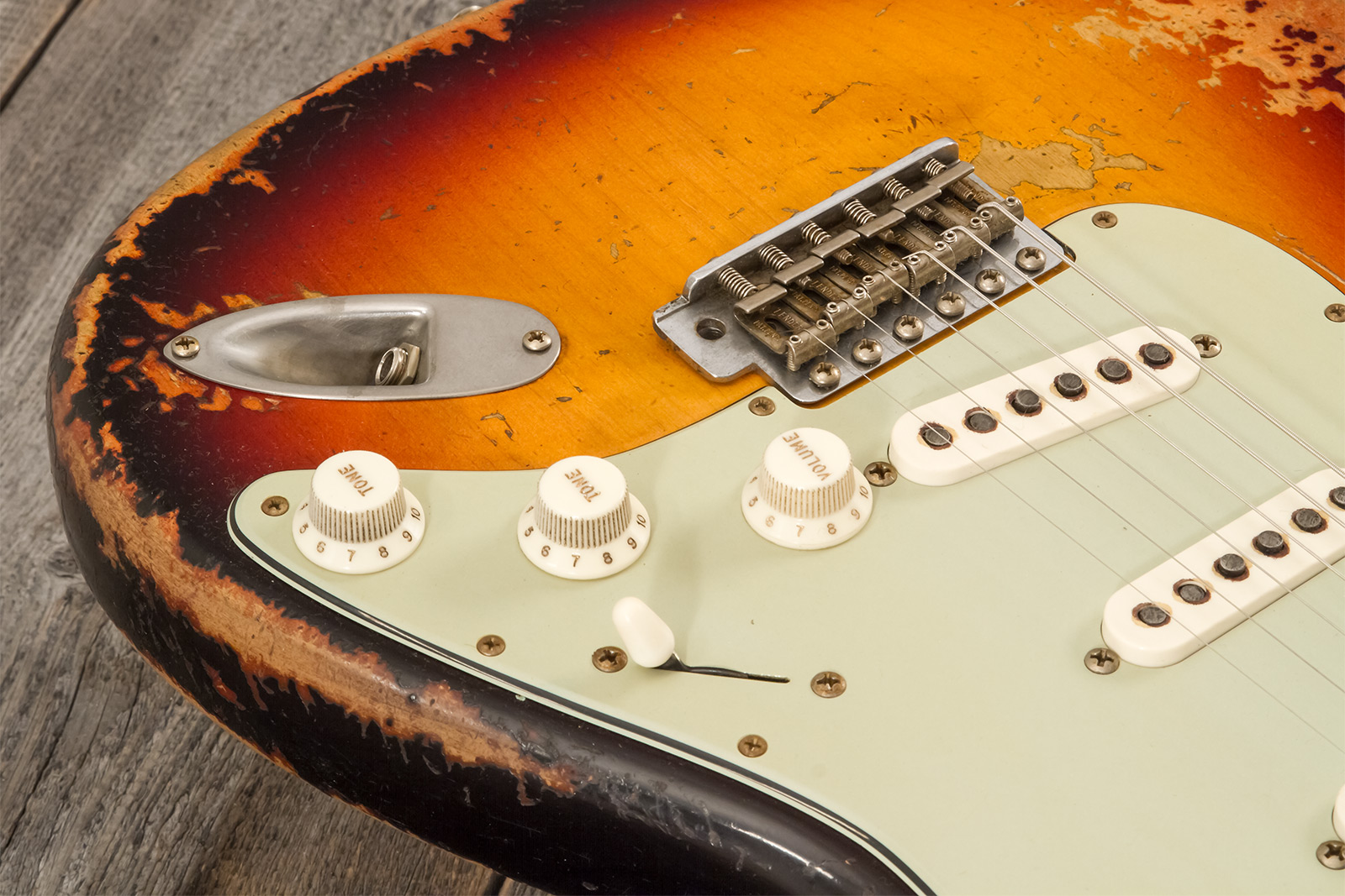Fender Custom Shop Strat 1961 Masterbuilt D.wilson 3s Trem Rw #cz552177 - Heavy Relic 3-color Sunburst - Str shape electric guitar - Variation 3