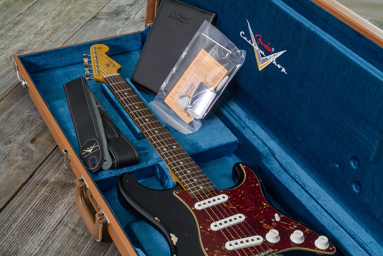 Fender Custom Shop Strat 1963 3s Trem Rw #r143861 - Relic Black O. Hle Gold - Str shape electric guitar - Variation 12
