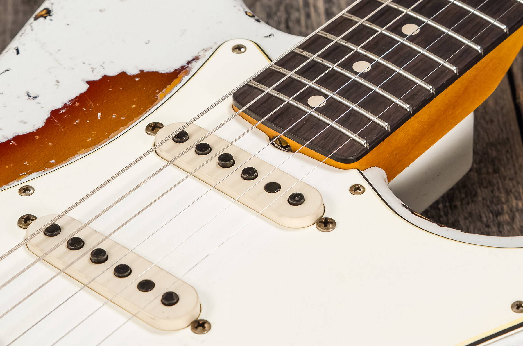 Fender Custom Shop Strat 1963 Masterbuilt K.mcmillin Bla #r117544 - Ultimate Relic Olympic White/3-color Sunburst - Str shape electric guitar - Variat