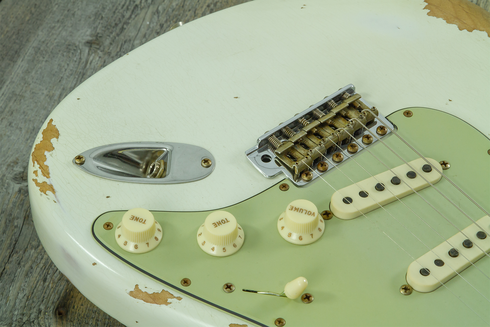 Fender Custom Shop Strat 1964 L-series 3s Trem Rw #l11710 - Heavy Relic Olympic White - Str shape electric guitar - Variation 4