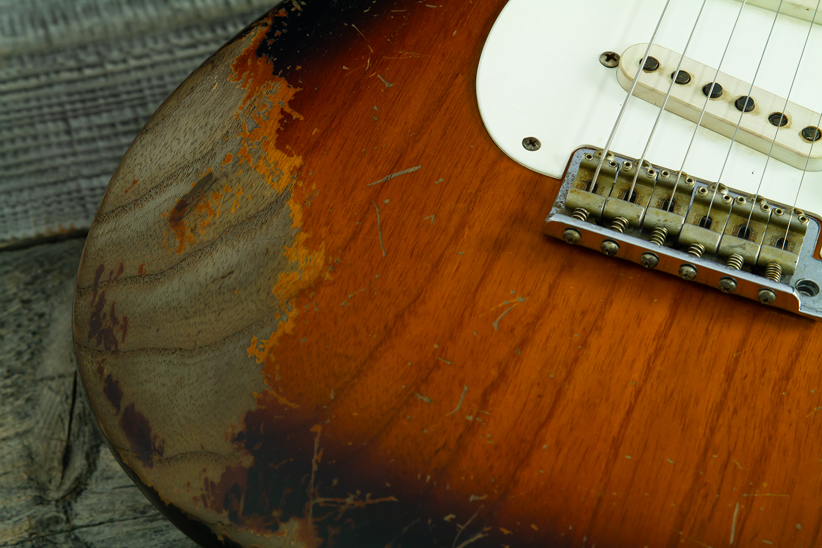 Fender Custom Shop Strat 50s Mb A.macnutt 3s Trem Rw #r132343 - Heavy Relic 2-color Sunburst - Str shape electric guitar - Variation 3