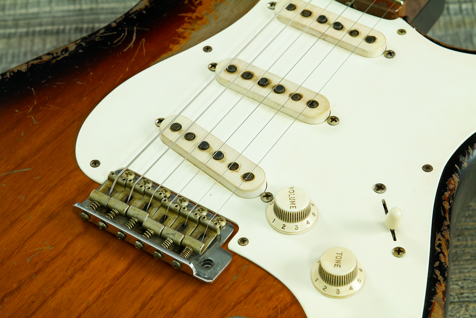 Fender Custom Shop Strat 50s Mb A.macnutt 3s Trem Rw #r132343 - Heavy Relic 2-color Sunburst - Str shape electric guitar - Variation 4