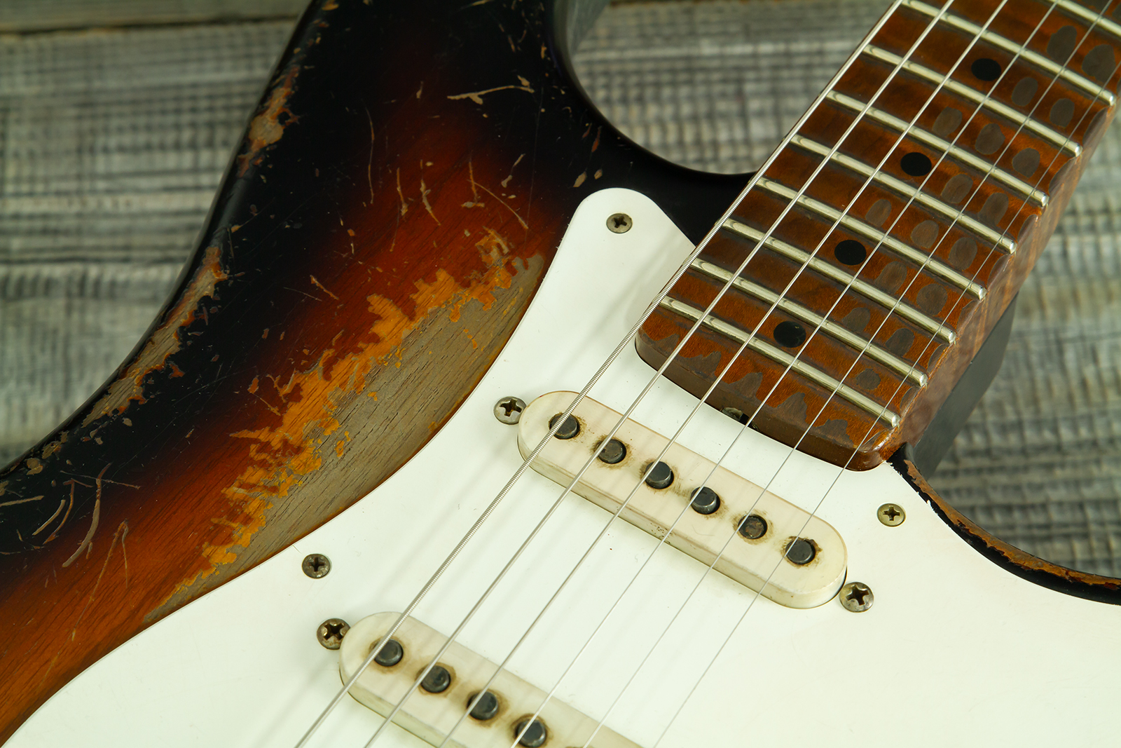 Fender Custom Shop Strat 50s Mb A.macnutt 3s Trem Rw #r132343 - Heavy Relic 2-color Sunburst - Str shape electric guitar - Variation 5