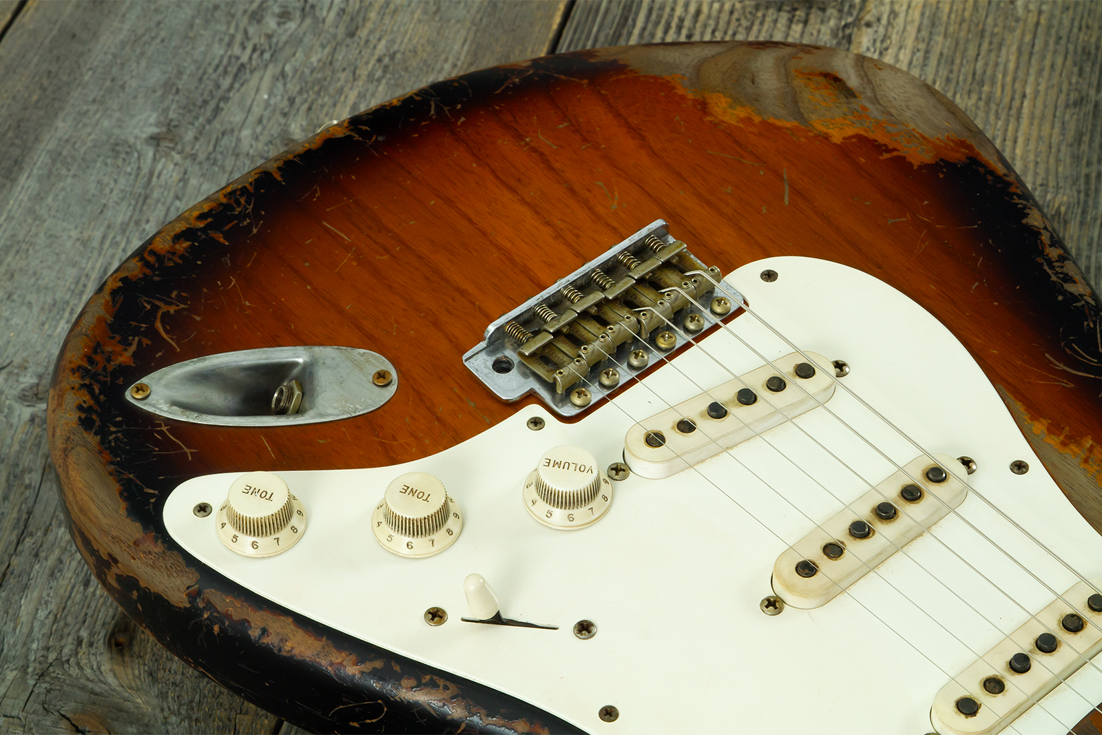 Fender Custom Shop Strat 50s Mb A.macnutt 3s Trem Rw #r132343 - Heavy Relic 2-color Sunburst - Str shape electric guitar - Variation 6