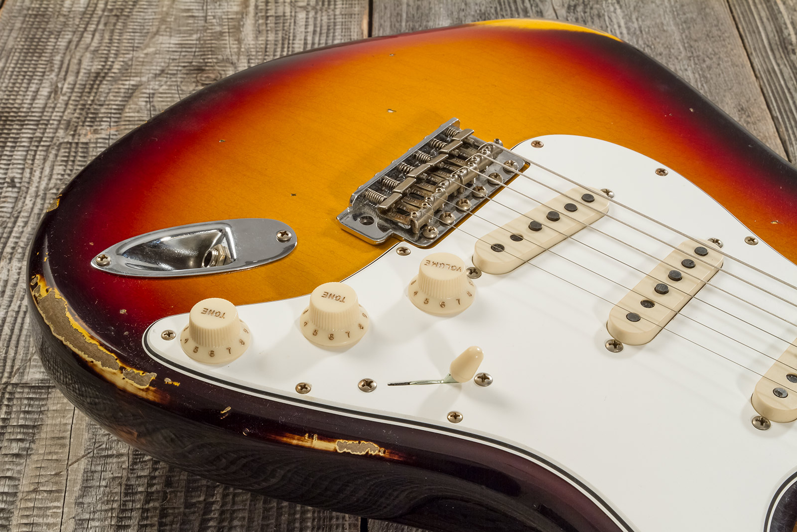 Fender Custom Shop Strat Late 1964 3s Trem Rw #cz569756 - Relic Target 3-color Sunburst - Str shape electric guitar - Variation 3