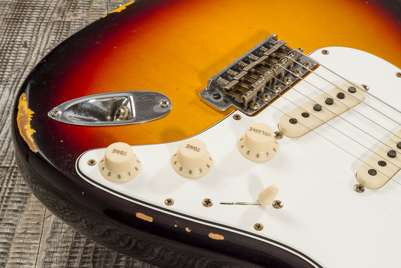 Fender Custom Shop Strat Late 1964 3s Trem Rw #cz569925 - Relic Target 3-color Sunburst - Str shape electric guitar - Variation 3