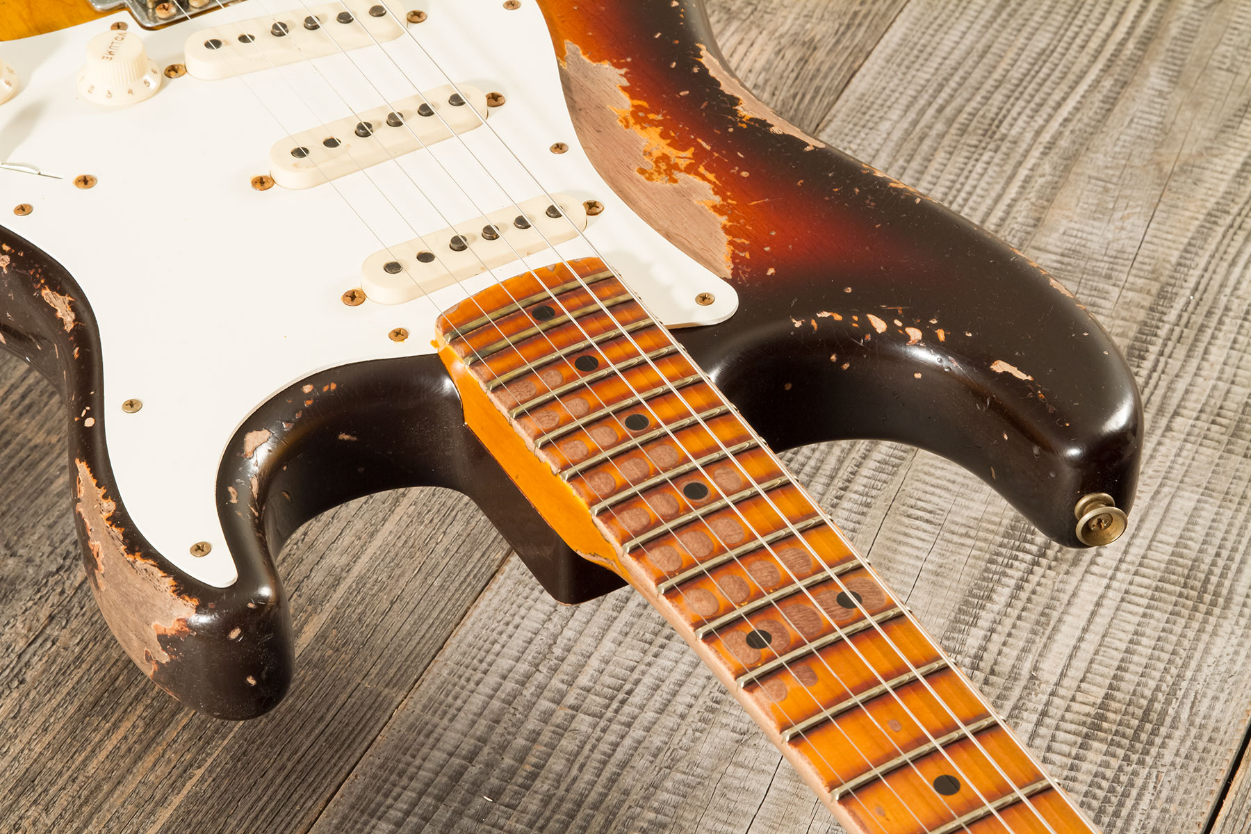 Fender Custom Shop Strat Red Hot 3s Trem Mn #cz580650 - Super Heavy Relic Chocolate 3-color Sunburst - Str shape electric guitar - Variation 4