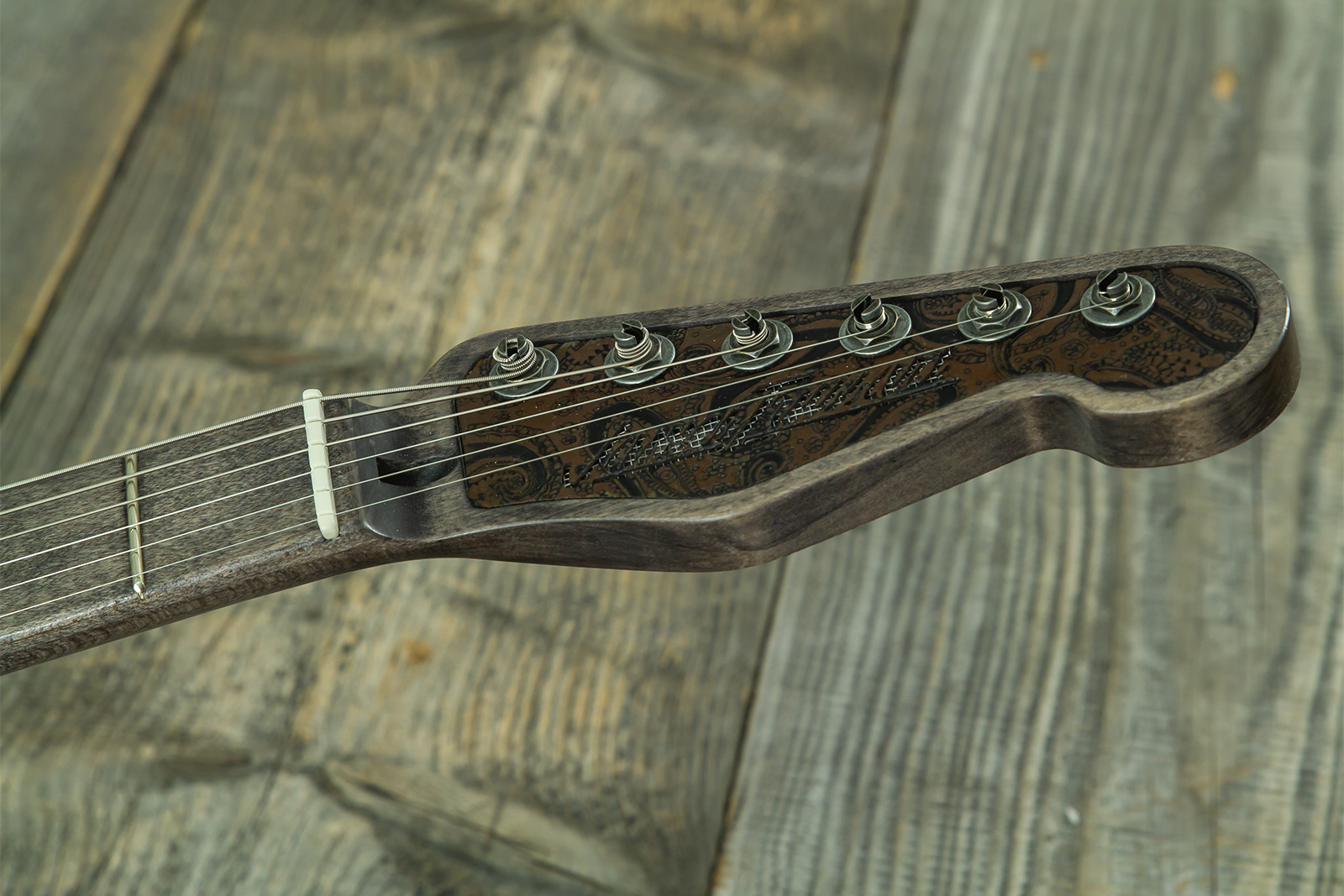 James Trussart Steeltopcaster Sh Ht Mn #26036 - Rust & Black Paisley Engraved - Tel shape electric guitar - Variation 13