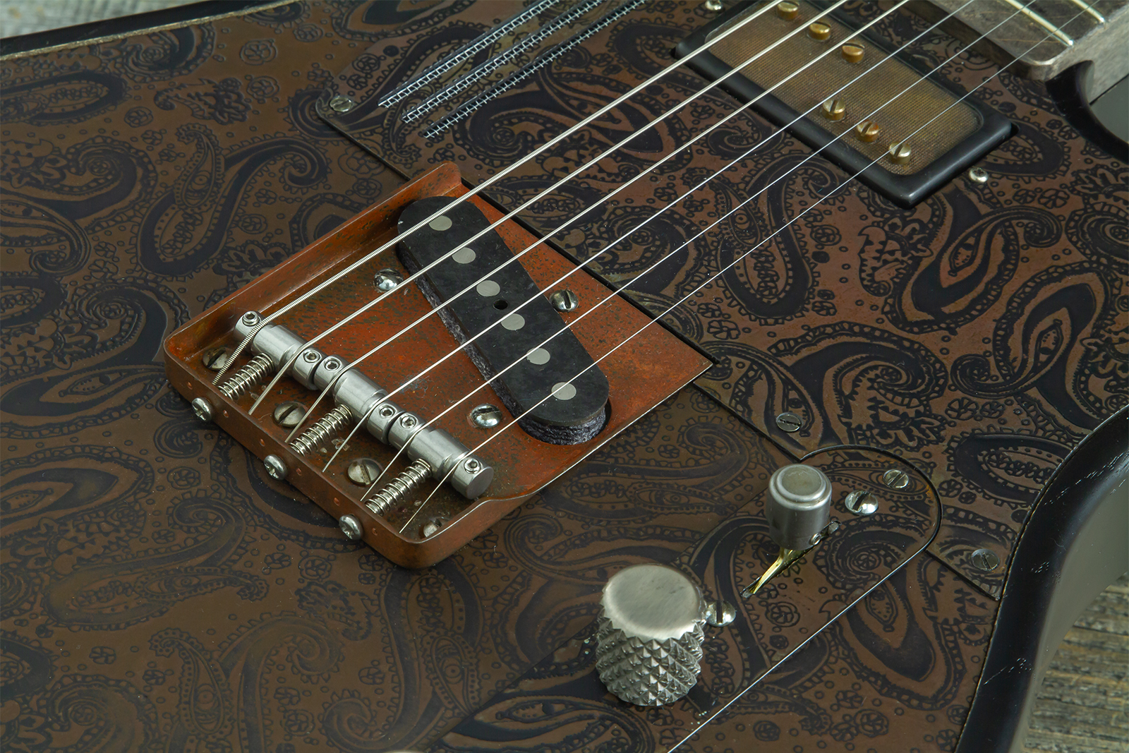 James Trussart Steeltopcaster Sh Ht Mn #26036 - Rust & Black Paisley Engraved - Tel shape electric guitar - Variation 3