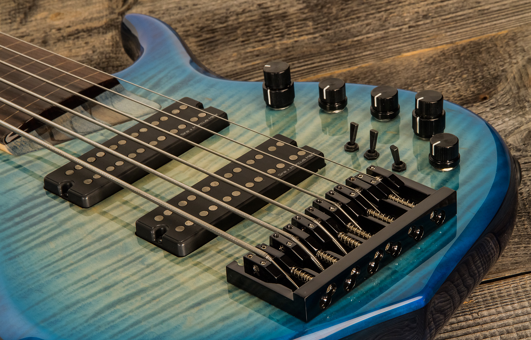 Marcus Miller M7 Swamp Ash 6st Fretless 6c Active Eb - Transparent Blue - Solid body electric bass - Variation 3