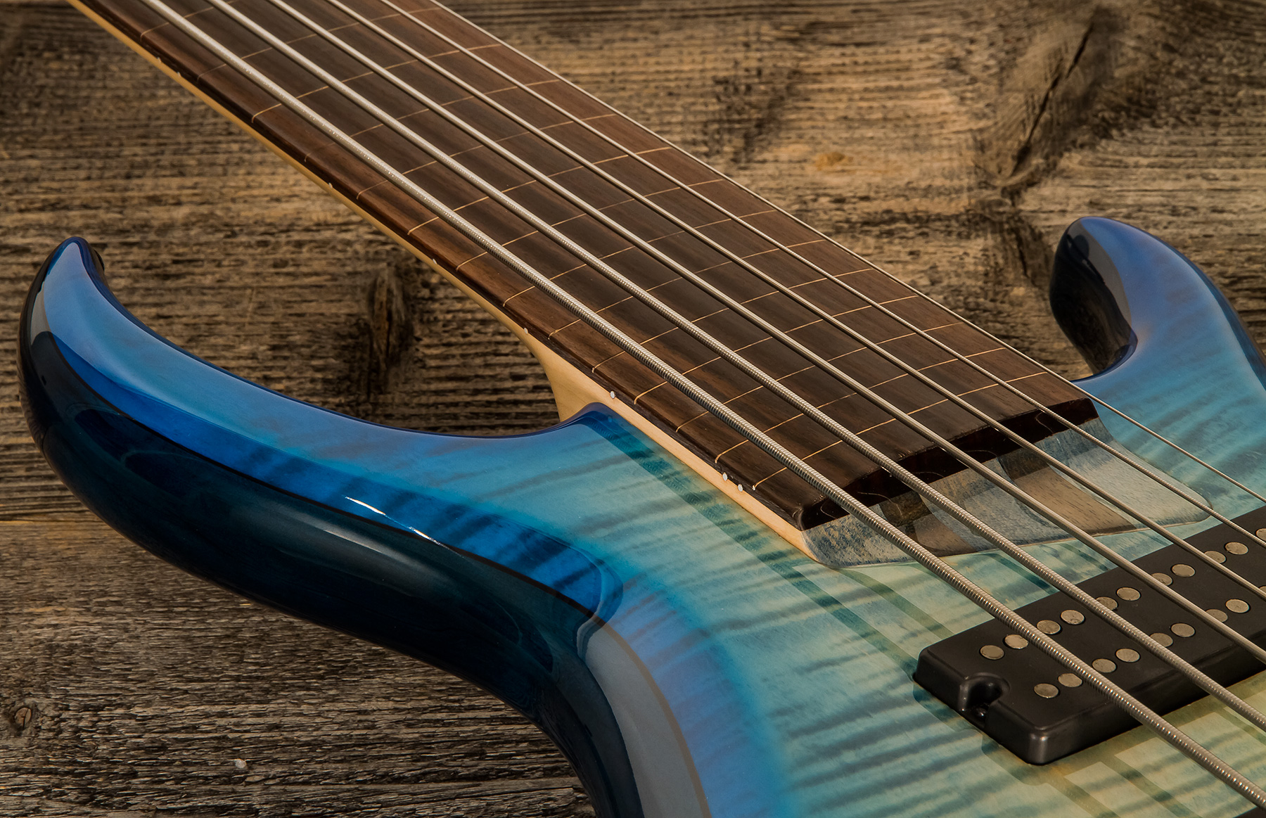 Marcus Miller M7 Swamp Ash 6st Fretless 6c Active Eb - Transparent Blue - Solid body electric bass - Variation 4