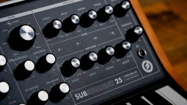 Synthesizer Moog Subsequent 25