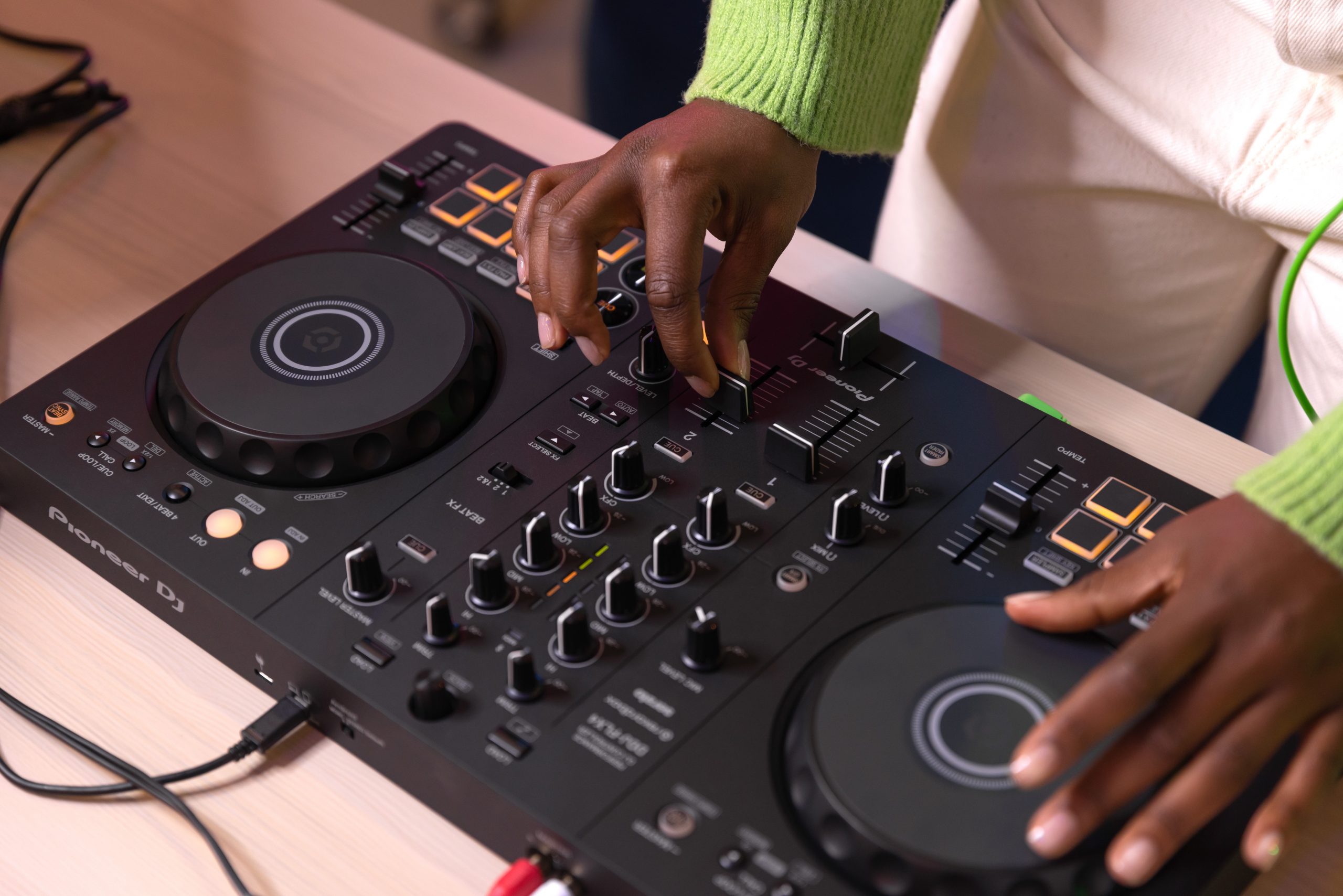 Connecting the Pioneer DJ DDJ-FLX4 to your mobile device
