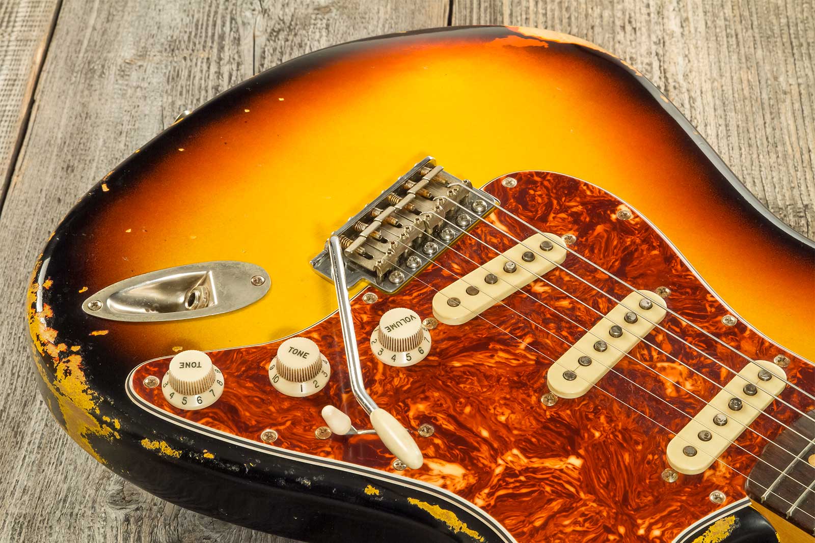 Rebelrelic S-series 1962 3s Trem Rw #231009 - 3-tone Sunburst - Str shape electric guitar - Variation 3