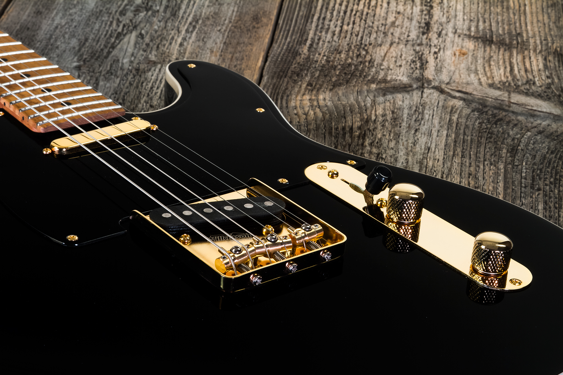 Suhr Mateus Asato Classic 01-sig-0030 Signature 2s  Ht Mn - Black - Tel shape electric guitar - Variation 3